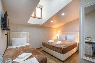 Отель Hotel Aivani Old Tbilisi Тбилиси Семейный номер-3
