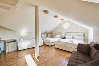 Отель Hotel Aivani Old Tbilisi Тбилиси Семейный номер-10