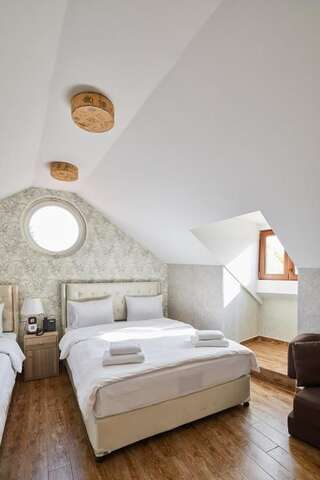Отель Hotel Aivani Old Tbilisi Тбилиси Семейный номер-11